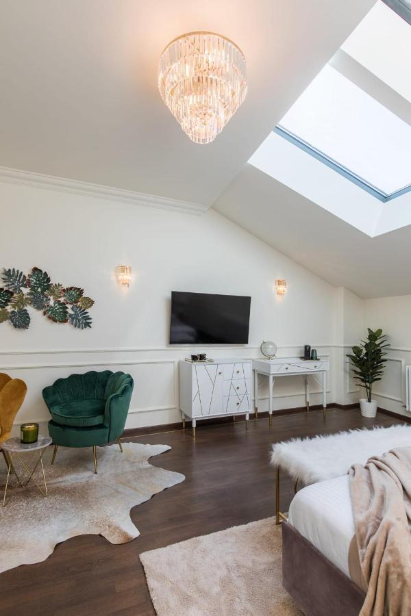 Holt Old Town Luxury Suites Bukares Bagian luar foto