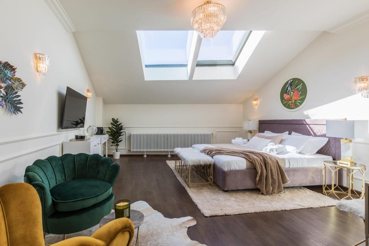 Holt Old Town Luxury Suites Bukares Bagian luar foto