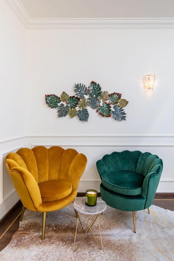 Holt Old Town Luxury Suites Bukares Bagian luar foto