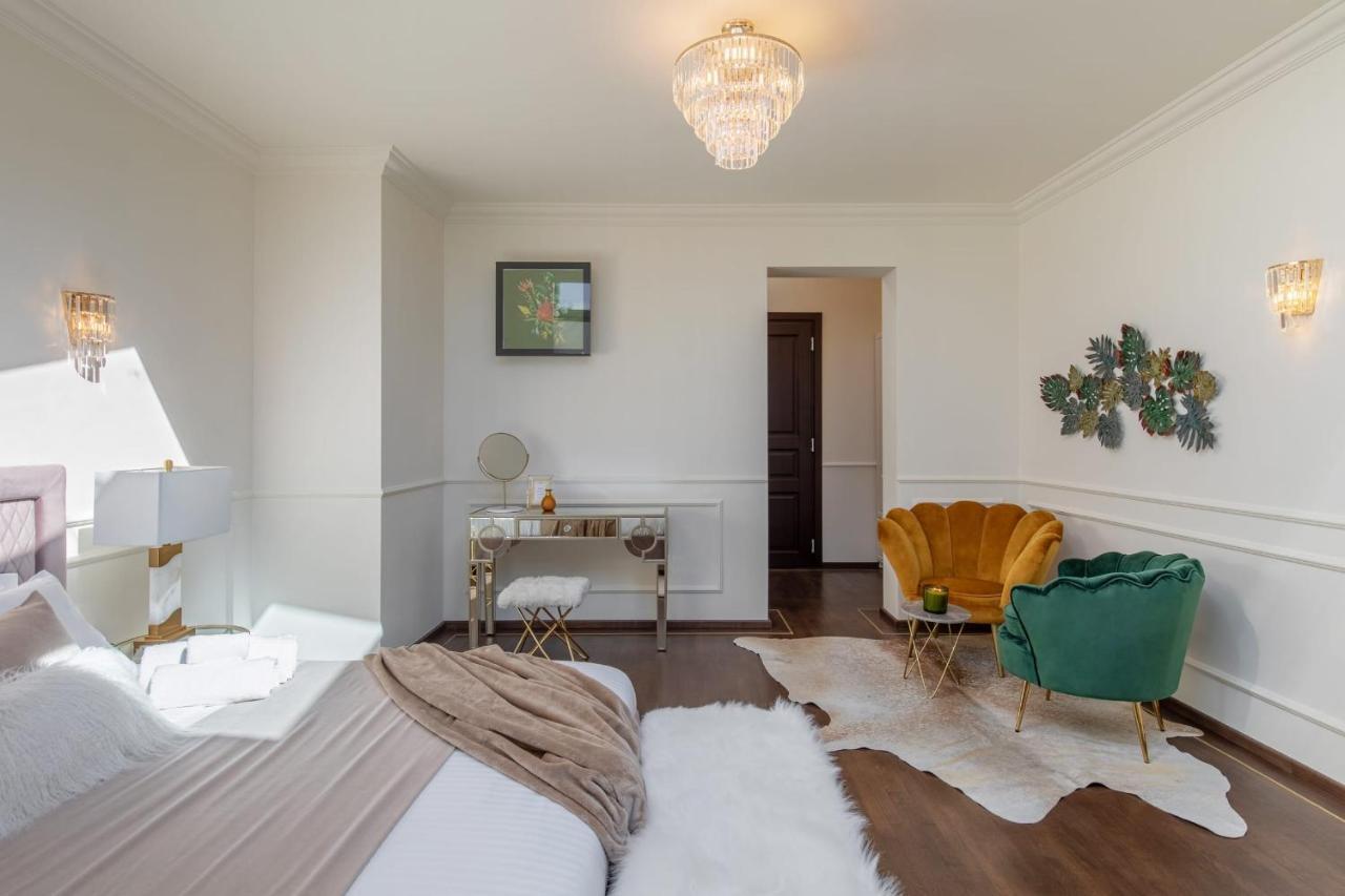 Holt Old Town Luxury Suites Bukares Bagian luar foto