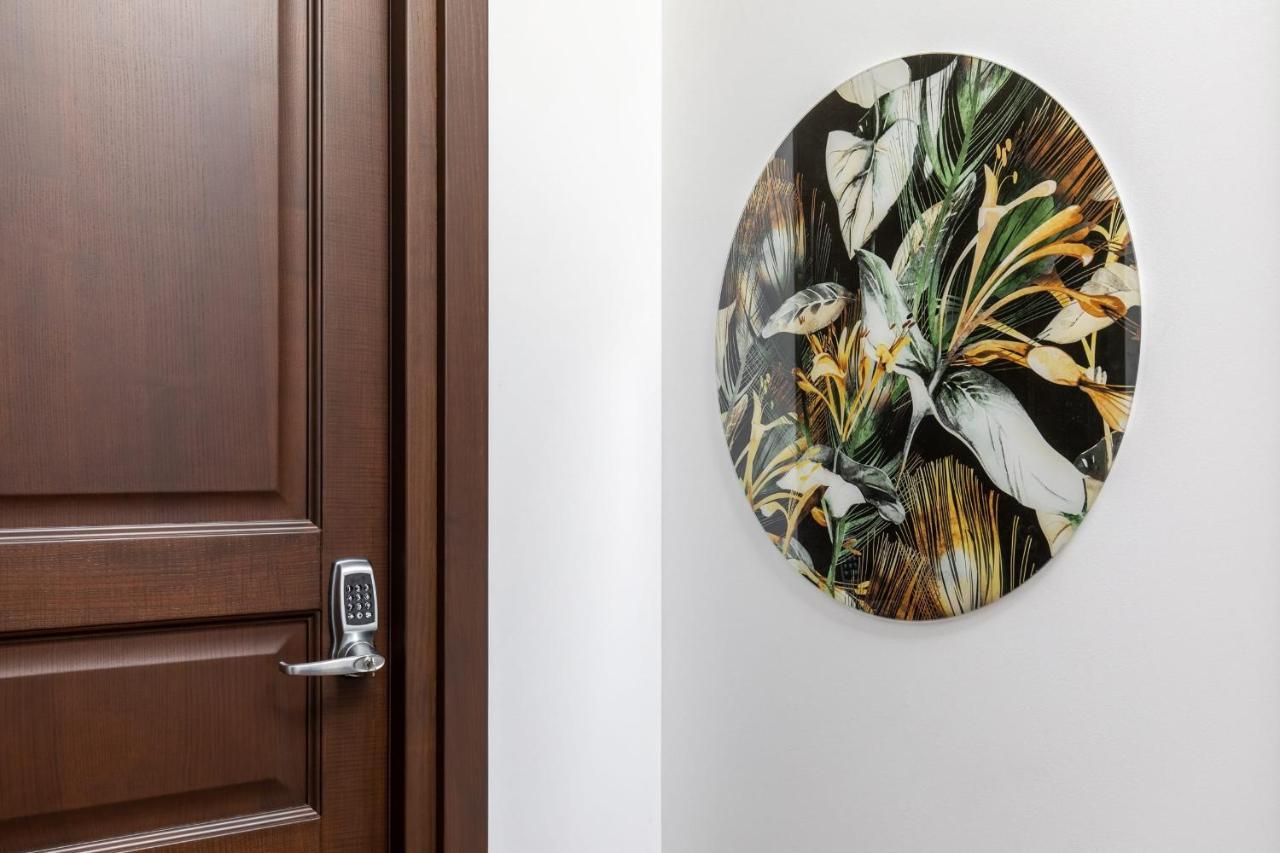 Holt Old Town Luxury Suites Bukares Bagian luar foto