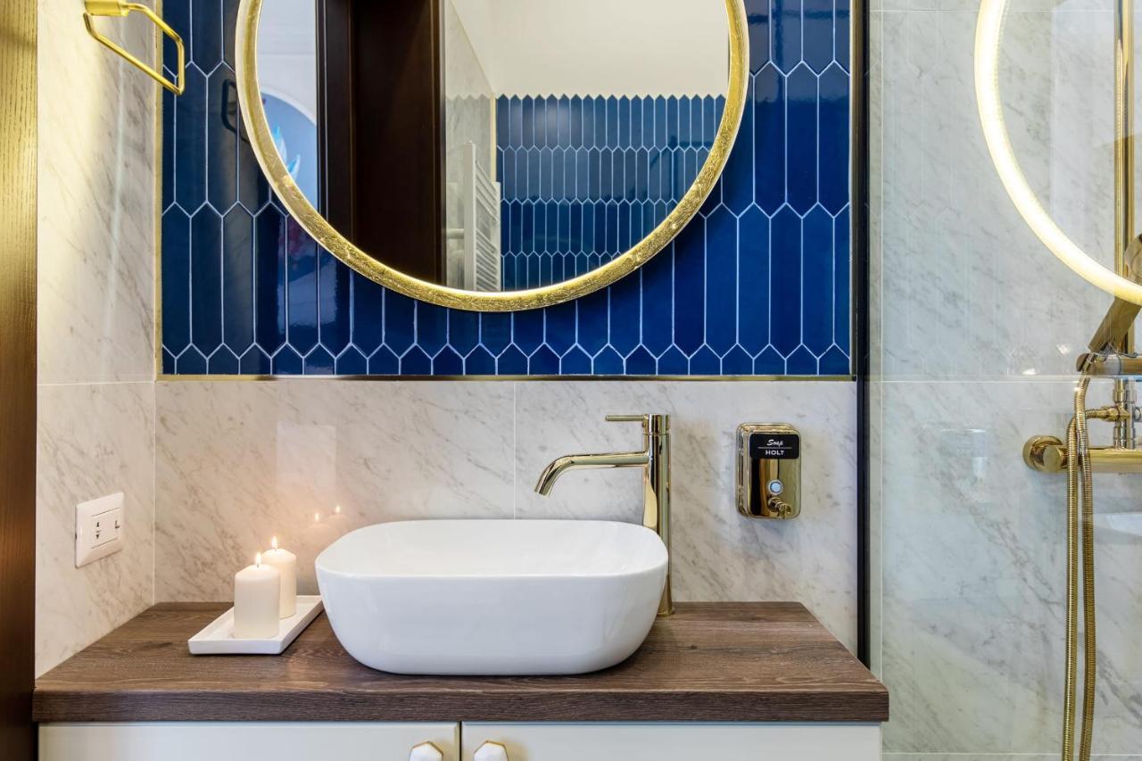 Holt Old Town Luxury Suites Bukares Bagian luar foto