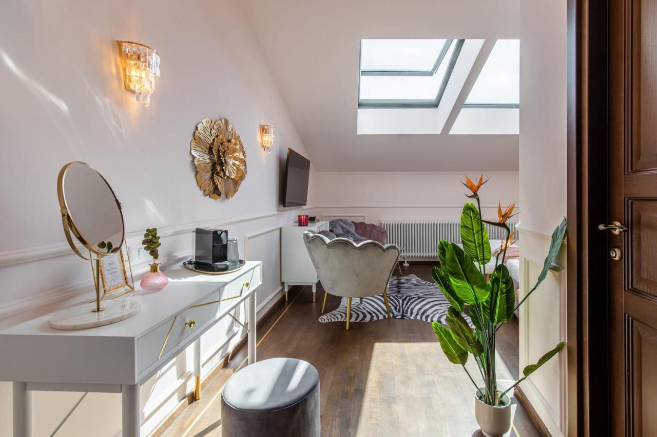 Holt Old Town Luxury Suites Bukares Bagian luar foto
