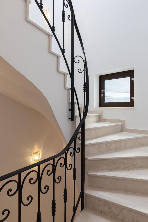 Holt Old Town Luxury Suites Bukares Bagian luar foto