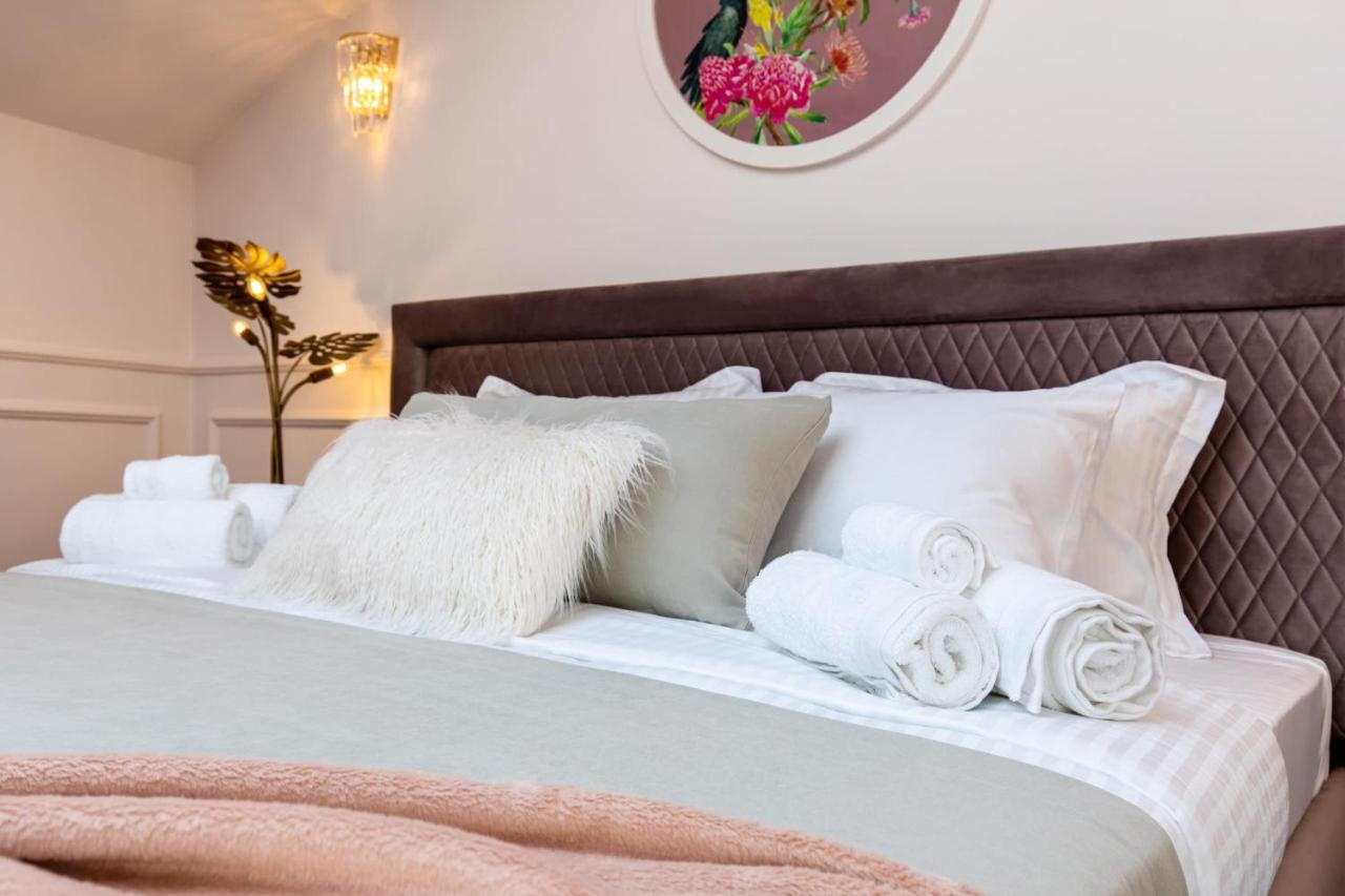 Holt Old Town Luxury Suites Bukares Bagian luar foto