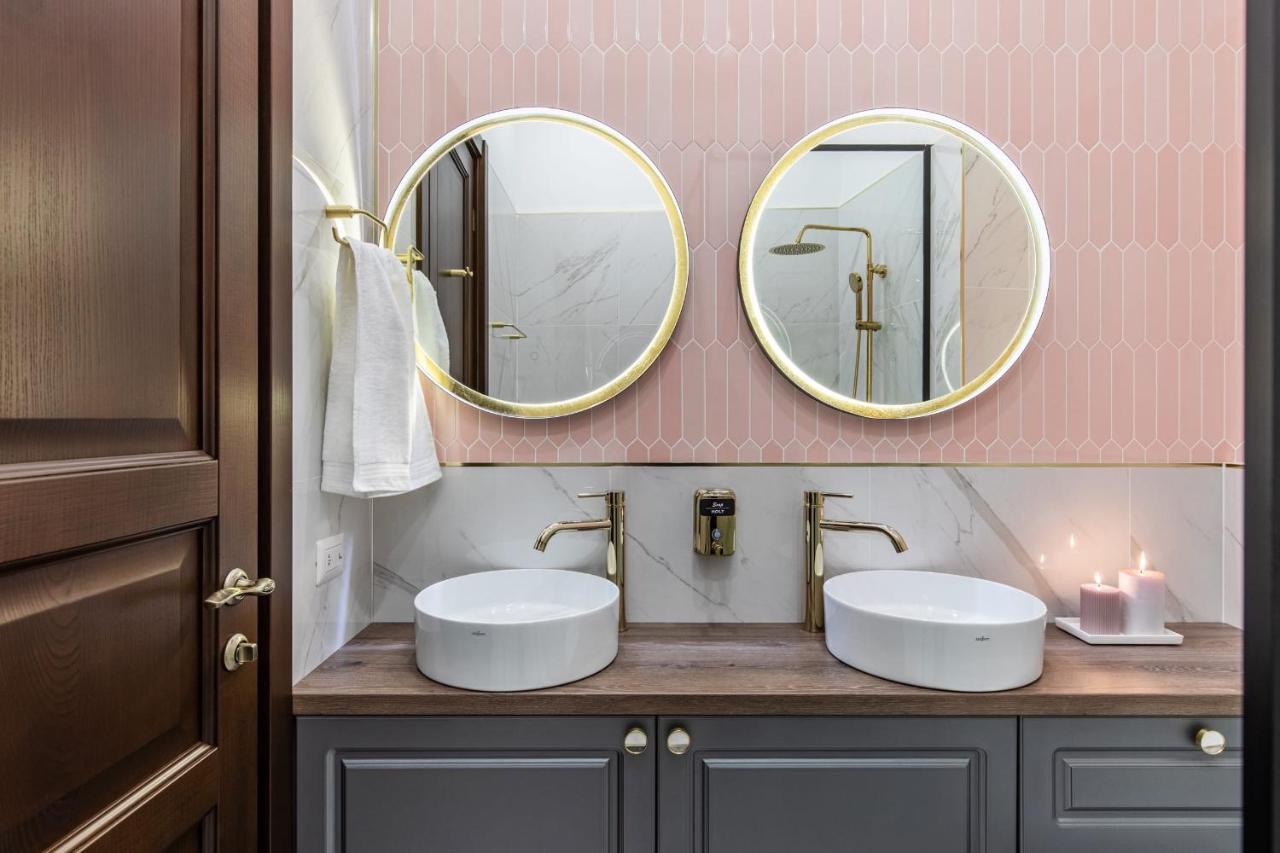 Holt Old Town Luxury Suites Bukares Bagian luar foto