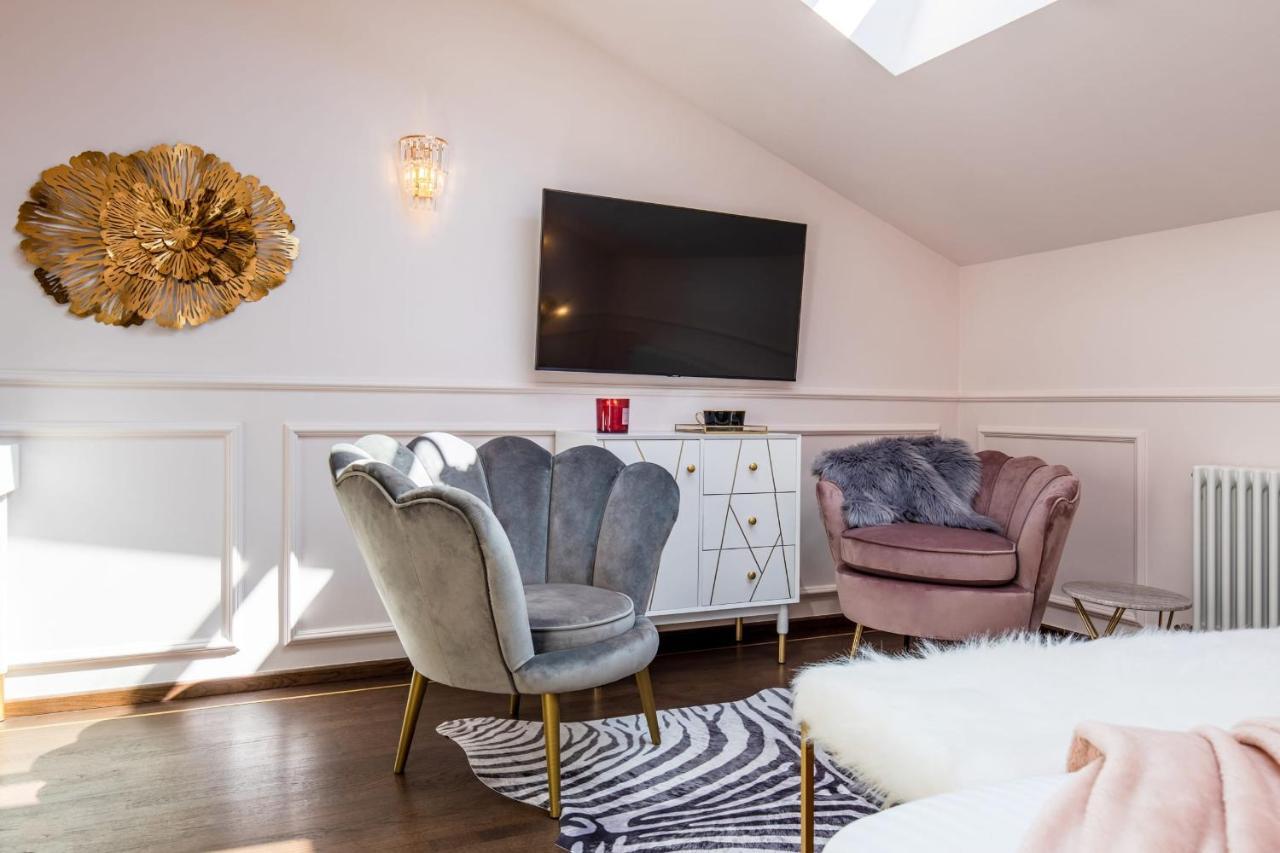 Holt Old Town Luxury Suites Bukares Bagian luar foto