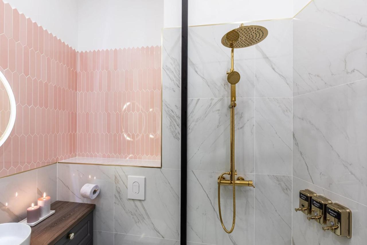 Holt Old Town Luxury Suites Bukares Bagian luar foto