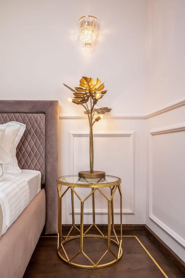 Holt Old Town Luxury Suites Bukares Bagian luar foto