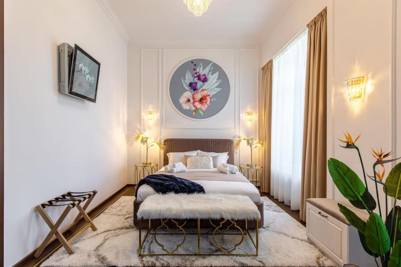 Holt Old Town Luxury Suites Bukares Bagian luar foto