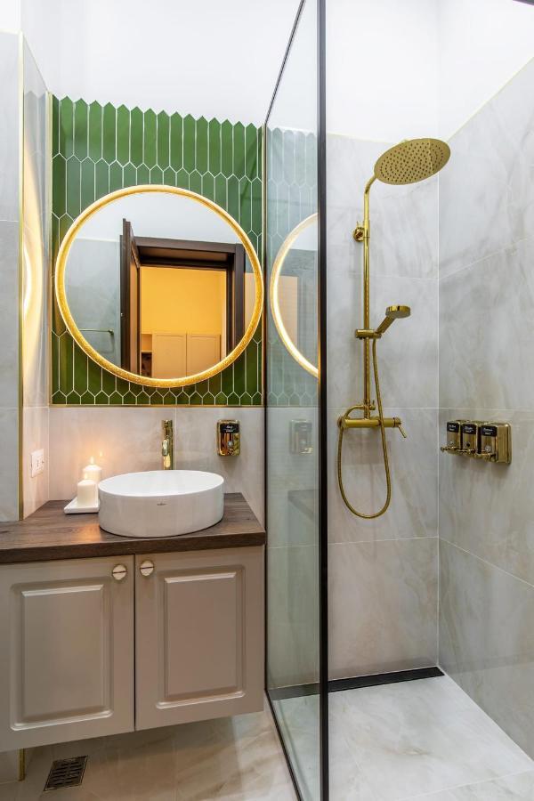 Holt Old Town Luxury Suites Bukares Bagian luar foto