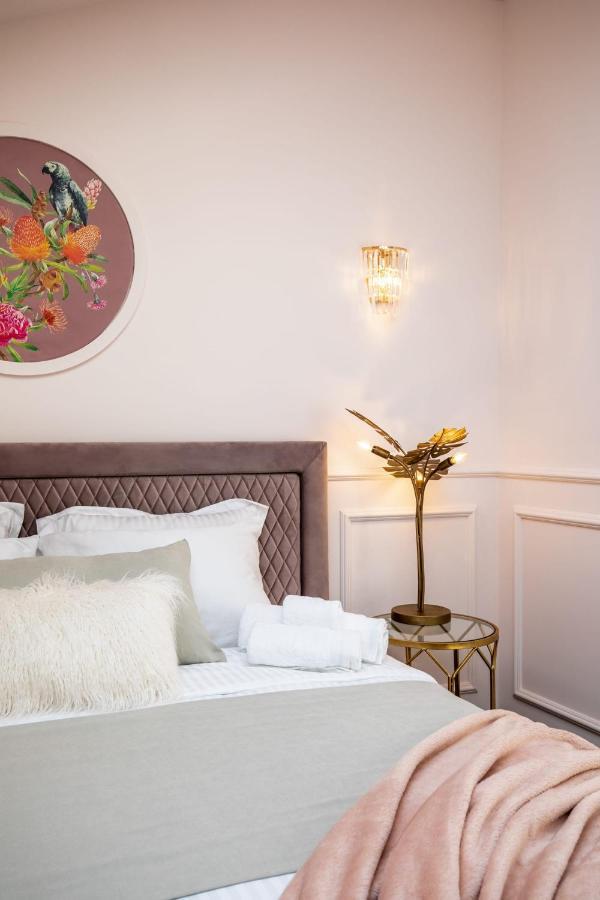 Holt Old Town Luxury Suites Bukares Bagian luar foto